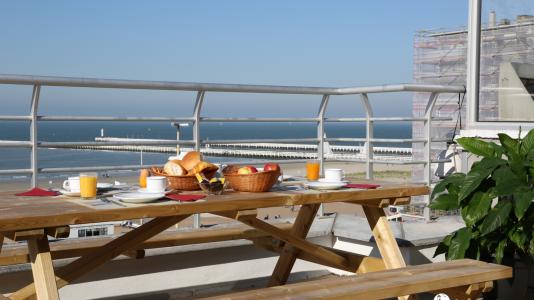 Ontbijten op het terras met zicht op zee